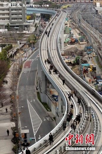 图为火车乘客在高架轨道上行走 图为火车乘客在高架轨道上行走