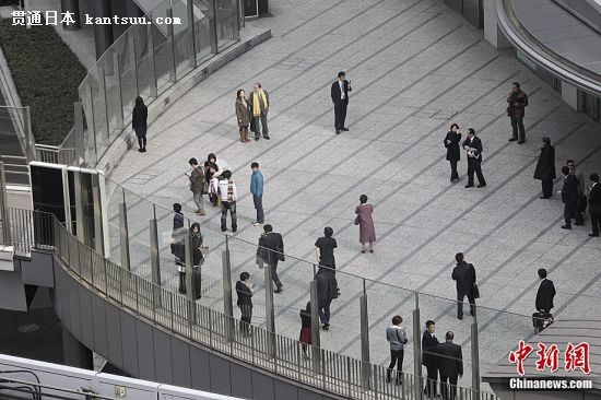 日本近海3月11日发生了里氏8.9级地震,首都东京震感强烈。日本气象厅随即发布了海啸警报,称地震将引发约6米高海啸。图为办公楼内的工作人员跑上街道。 日本近海3月11日发生了里氏8.9级地震,首都东京震感强烈。日本气象厅随即发布了海啸警报,称地震将引发约6米高海啸。图为办公楼内的工作人员跑上街道。