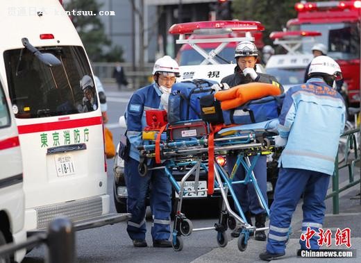 图为东京消防部队救援官兵抵达一处天花板损坏的会馆开展救援工作。 图为东京消防部队救援官兵抵达一处天花板损坏的会馆开展救援工作。