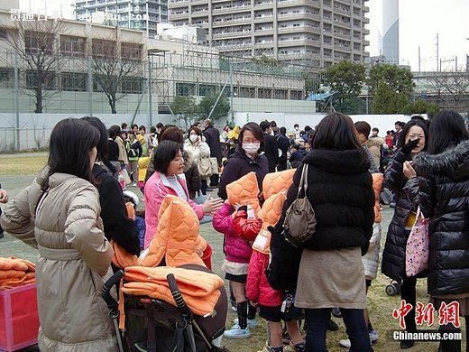 图为东京都港区市民在一所中学操场上避难。中新社发 图为东京都港区市民在一所中学操场上避难。中新社发
