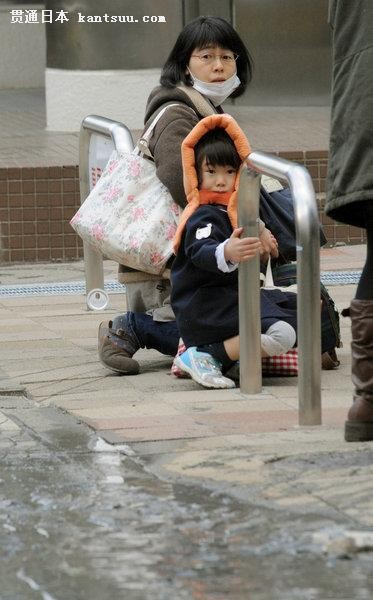 2011年3月11日,日本,东京:地震发生时一名妈妈带着孩子蹲在街头。日本东北地区宫城县再次发生8.9级地震。首都东京震感强烈。日本气象厅再次发生海啸警报。来源:CFP 2011年3月11日,日本,东京:地震发生时一名妈妈带着孩子蹲在街头。日本东北地区宫城县再次发生8.9级地震。首都东京震感强烈。日本气象厅再次发生海啸警报。来源:CFP