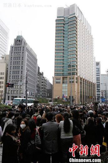 日本近海3月11日发生了强烈地震,首都东京震感强烈。日本气象厅随即发布了海啸警报,称地震将引发约6米高海啸。图为东京金融区公司职员户外聚集避难。 日本近海3月11日发生了强烈地震,首都东京震感强烈。日本气象厅随即发布了海啸警报,称地震将引发约6米高海啸。图为东京金融区公司职员户外聚集避难。