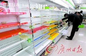 人们抢购食品和生活用品,东京的超市货架上空空如也。 人们抢购食品和生活用品,东京的超市货架上空空如也。