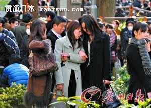 3月11日,在日本东京,人们撤离至新宿中央公园。不少人为地震造成的伤亡难过不已。 3月11日,在日本东京,人们撤离至新宿中央公园。不少人为地震造成的伤亡难过不已。