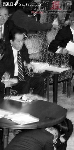 3月11日,日本东京,地震发生时,菅直人正与议员在国会开会,很多议员躲到桌子底下。图/CFP 3月11日,日本东京,地震发生时,菅直人正与议员在国会开会,很多议员躲到桌子底下。图/CFP