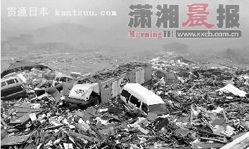 3月11日,在日本宫城县气仙沼市,房屋和汽车被海啸损毁。 3月11日,在日本宫城县气仙沼市,房屋和汽车被海啸损毁。
