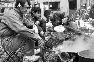 18日,岩手县3位居民在废墟中生火煮饭。 18日,岩手县3位居民在废墟中生火煮饭。