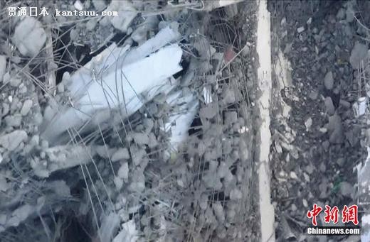 3月16日,由日本自卫队员在直升机上拍摄的照片显示福岛第一核电站反应堆外墙已成碎片。 3月16日,由日本自卫队员在直升机上拍摄的照片显示福岛第一核电站反应堆外墙已成碎片。