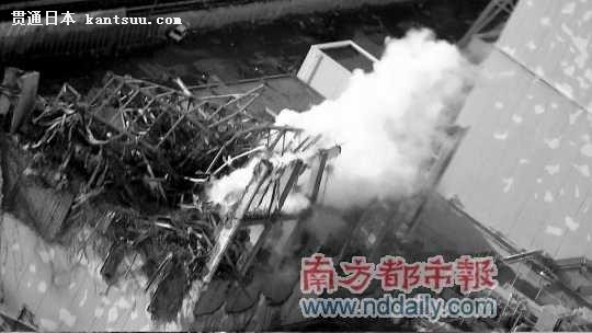 日本昨日公布受损的3号机组图片——3月17日,3号机组冒出滚滚白烟。CFP供图
