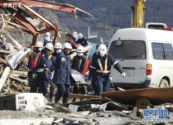 3月18日,在日本岩手县大船渡,救援人员在废墟中发现一具遇难者的遗体。新华社/路透 3月18日,在日本岩手县大船渡,救援人员在废墟中发现一具遇难者的遗体。新华社/路透
