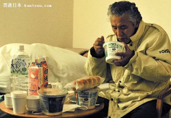 在陪伴记者采访的一周里,赤沼只能吃方便面和面包充饥 在陪伴记者采访的一周里,赤沼只能吃方便面和面包充饥