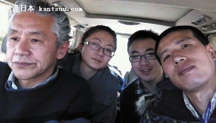 赤沼(左一)与本报特派日本记者在车内合影 赤沼(左一)与本报特派日本记者在车内合影