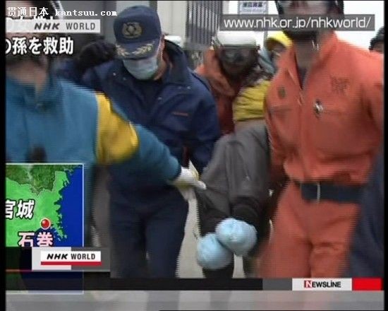 电视截图画面显示,救援人员将一名幸存老妪紧急送至宫城县石卷红十字医院。新华社发 电视截图画面显示,救援人员将一名幸存老妪紧急送至宫城县石卷红十字医院。新华社发