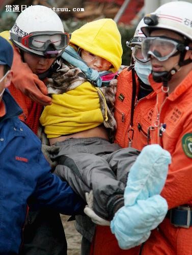 在宫城县石卷市一个废墟中,16岁的少年被救援人员发现 在宫城县石卷市一个废墟中,16岁的少年被救援人员发现