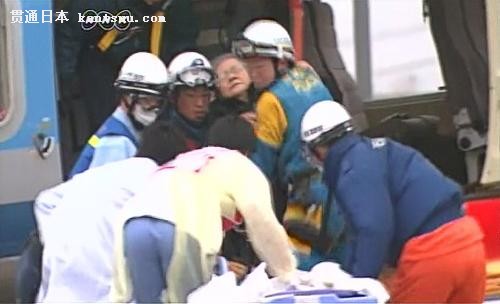 在宫城县石卷市一个废墟中,80的老妪被救援人员发现 在宫城县石卷市一个废墟中,80的老妪被救援人员发现