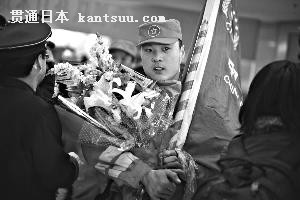 凌晨,中国国际救援队从日返京。本报记者 王嘉宁 摄 凌晨,中国国际救援队从日返京。本报记者 王嘉宁 摄