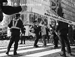 20日,日本涩谷,千余人举行“反核大游行”。上百名警察上街,维持秩序。本报特派日本记者 韩萌 陈杰 摄 20日,日本涩谷,千余人举行“反核大游行”。上百名警察上街,维持秩序。本报特派日本记者 韩萌 陈杰 摄