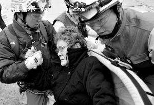 20日,宫城县80岁老妇安部寿美被搜救人员救出。 20日,宫城县80岁老妇安部寿美被搜救人员救出。