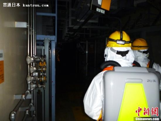 这张由日本东京电力公司在5月19日提供的照片显示,东电工作人员在18日进入福岛第一核电站2号机组核反应堆建筑内进行调查。