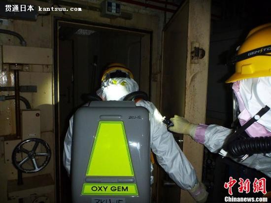 这张由日本东京电力公司在5月19日提供的照片显示,东电工作人员在18日进入福岛第一核电站2号机组核反应堆建筑内进行调查。