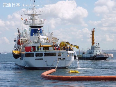 日本第3管区海上保安总部(横滨)与石油联盟等合作于15日在东京湾千叶县袖浦市海域进行除油演习。(共同社)