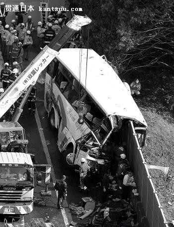 日本群马县高速公路上一辆巴士撞入隔音墙导致7人死亡