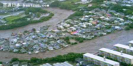 7月12日上午,日本九州北部遭遇强降雨,导致熊本市内河水泛滥。图为熊本县警方航拍的视频画面。
