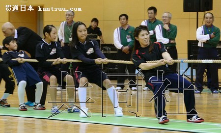 日本摔跤名将参加拔河比赛被称“最强灵长类”(图)