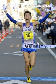 2時間12分28秒で優勝した北島寿典(8日、宮崎県延岡市役所前)=共同