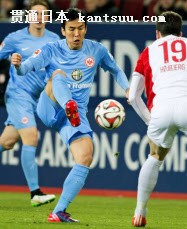 アウクスブルク戦の前半、競り合うEフランクフルトの長谷部(8日、アウクスブルク)=共同