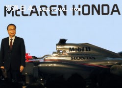ホンダが7年ぶりにF1復帰。マクラーレン・ホンダのマシンを発表するホンダの伊東社長(10日、東京都港区)