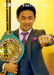 8度目の防衛戦が決まり、ポーズをとる山中慎介(12日、東京都内のホテル)=共同