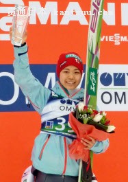 W杯ジャンプ女子第11戦、1回目の2位から逆転で今季4勝目を挙げ、表彰式で声援に応える高梨沙羅(14日、リュブノ)=共同