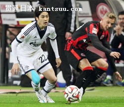 Eフランクフルト戦で競り合うシャルケの内田(左、14日、フランクフルト)=共同