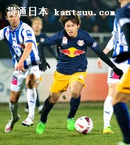 ウィーナーノイシュタット戦で競り合うザルツブルクの南野(右、14日、ウィーナーノイシュタット)=共同