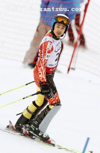 1回目で旗門不通過となり、悔しそうにコースを見上げる湯浅(15日、ビーバークリーク)=共同