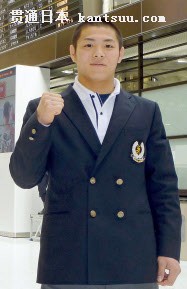 柔道のグランプリ大会に向け、ドイツ遠征に出発する日本代表の阿部一二三(16日、成田空港)=共同