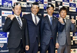 欧州戦の代表に選ばれた(左から)楽天・松井裕、小久保監督、中日・又吉、大島(16日、那覇市)=共同