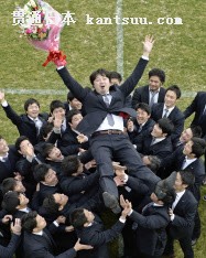 引退を表明し、NTTドコモの選手たちに胴上げされるラグビー元日本代表の箕内拓郎(17日、大阪市)=共同