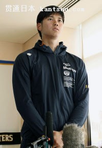 開幕投手を務めることが決まり、記者会見する日本ハム・大谷(20日、名護)=共同