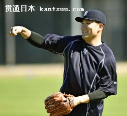 ブルペン入り前のキャッチボールで笑顔を見せるヤンキース・田中(19日、タンパ)=共同