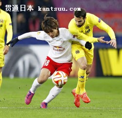 ビリャレアル戦の前半、競り合うザルツブルクの南野=左(26日、ザルツブルク)=共同