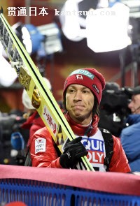 ジャンプ男子ラージヒルで11位に終わり、引き揚げる葛西紀明(26日、ファルン)=共同