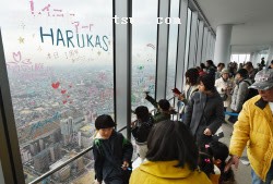 全面開業1周年を迎えた「あべのハルカス」の展望台を訪れた人たち(7日、大阪市阿倍野区) 全面開業1周年を迎えた「あべのハルカス」の展望台を訪れた人たち(7日、大阪市阿倍野区)