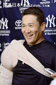 ブレーブス戦に先発して2回を完璧に抑え、記者の質問に笑顔を見せるヤンキース・田中(12日、米フロリダ州タンパ)=共同