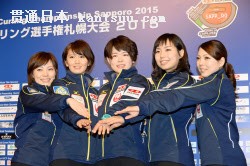 カーリング女子の世界選手権に日本代表として初出場する北海道銀行の選手たち。左から小笠原、吉村、小野寺、近江谷、井田(13日、札幌市)=共同