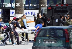 18日、チュニスの博物館前で被害者の救出にあたる治安部隊=AP