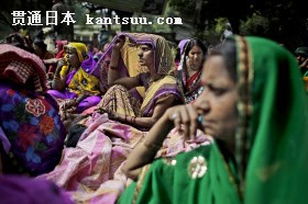 公務員の待遇を求める女性たちのデモ(2月19日、ニューデリー)=AP