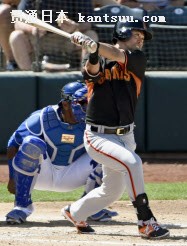 ロイヤルズ戦の3回、左越え二塁打を放つジャイアンツ・青木(22日、サプライズ)=共同