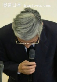 記者会見で謝罪する東洋ゴム工業の伊藤和行取締役(25日、大阪市内)